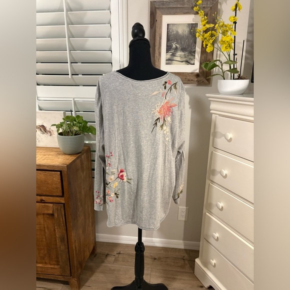 Johnny Was
Mei Relaxed Everyday Long Tee - Heather Gray, XXL - Picture 3 of 10